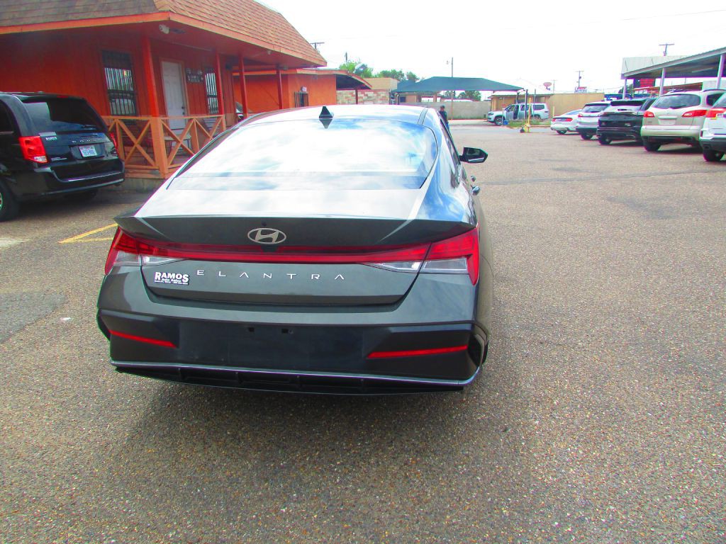 2024 Hyundai Elantra Image 7