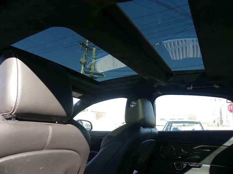 2015 Jaguar XJ Image 9