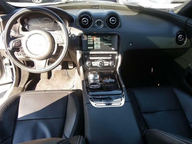 2015 Jaguar XJ Image 10