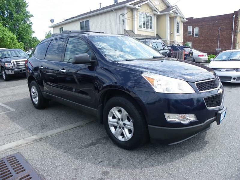 2011 Chevrolet Traverse Image 2