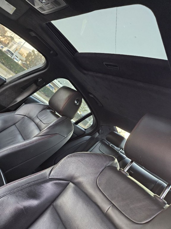 2015 Jaguar XF Image 3