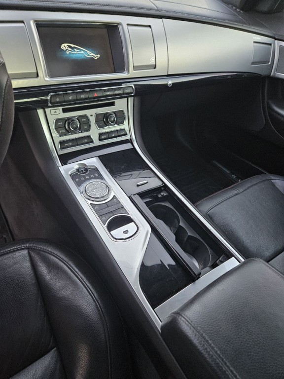2015 Jaguar XF Image 4
