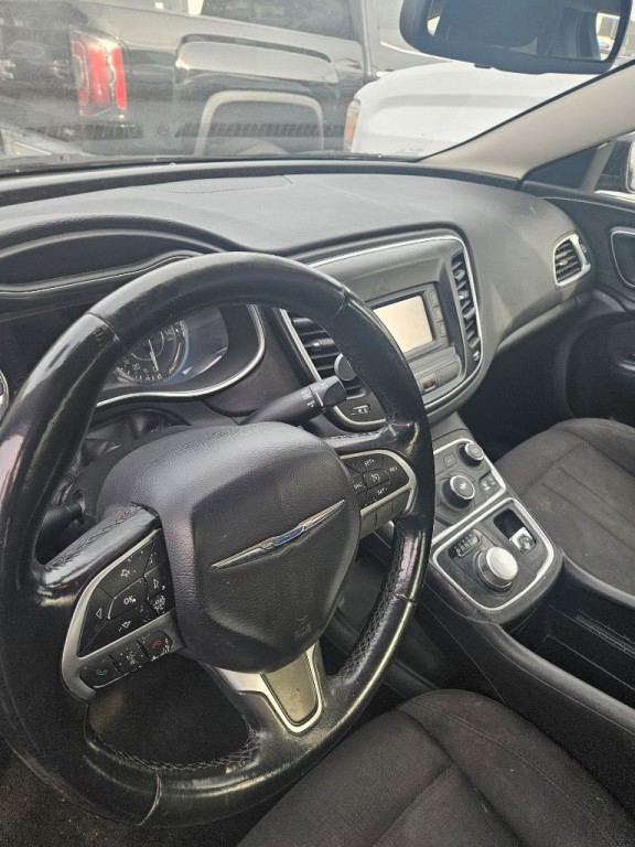 2015 Chrysler 200 Image 4