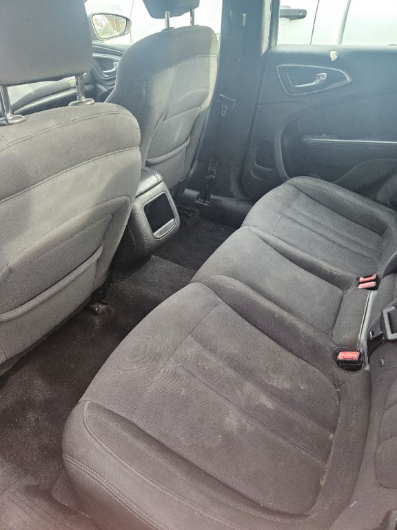 2015 Chrysler 200 Image 5