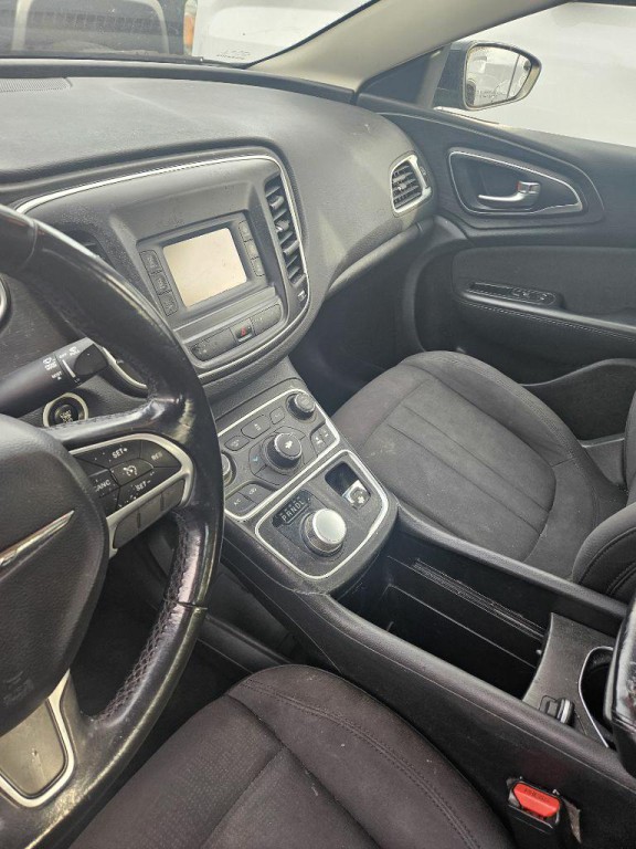 2015 Chrysler 200 Image 6