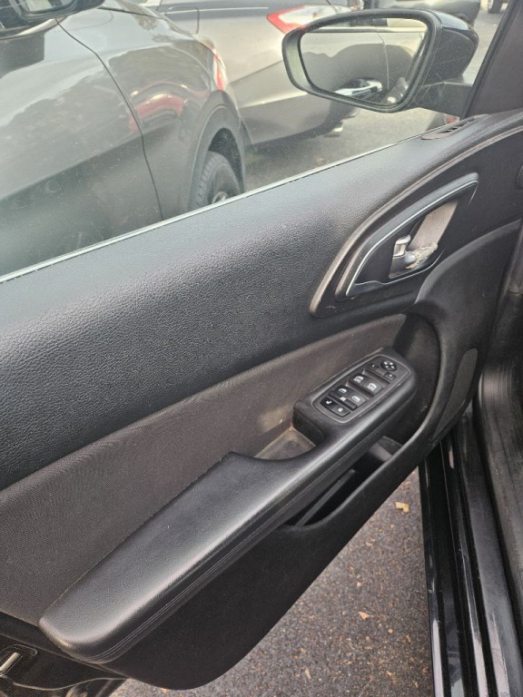 2015 Chrysler 200 Image 8