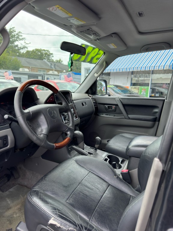 2001 Mitsubishi Montero Image 2