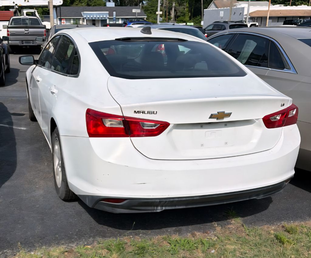 2016 Chevrolet Malibu Image 2