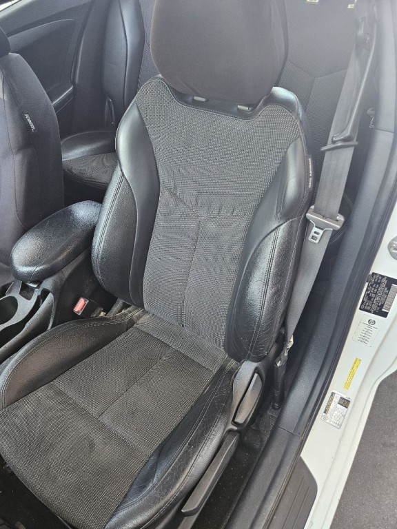 2013 Hyundai Veloster Image 2