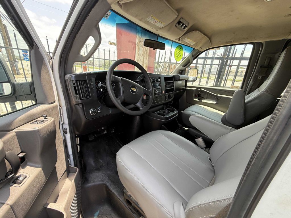 2017 Chevrolet Express Image 3
