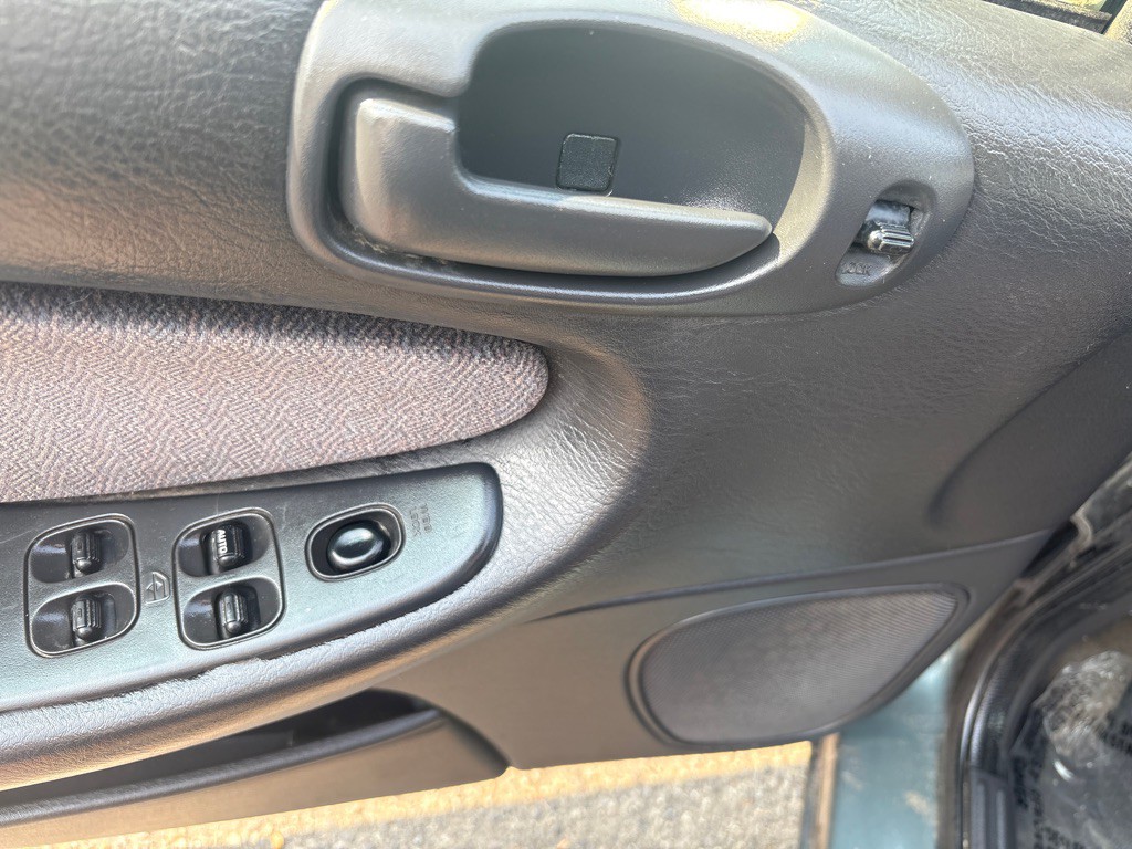 2002 Chrysler Sebring Image 9