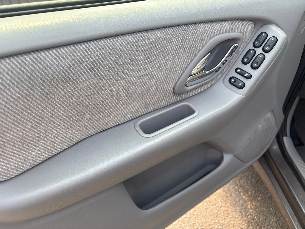 2002 Mazda Tribute Image 2
