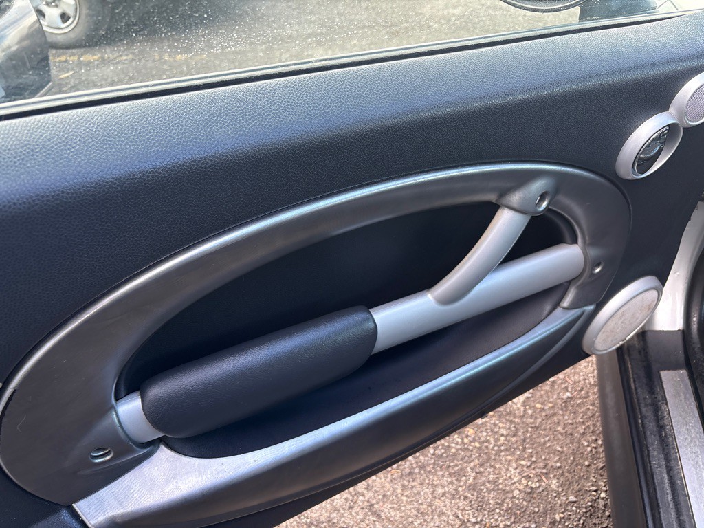 2004 MINI Cooper Image 2