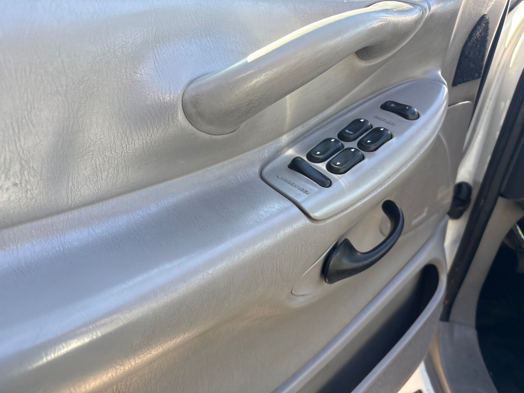 2001 Ford Expedition Image 2