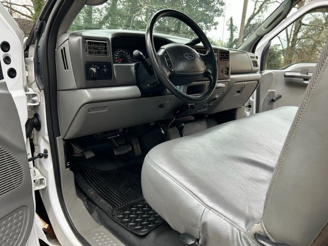 2004 Ford F-350 Image 25
