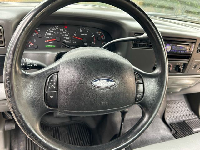 2004 Ford F-350 Image 28