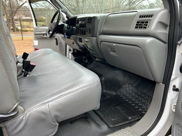 2004 Ford F-350 Image 30