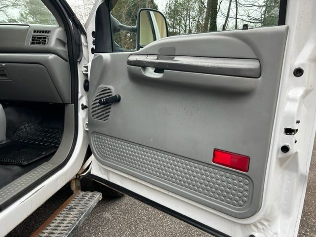 2004 Ford F-350 Image 32