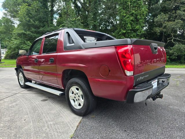 2004 Chevrolet Avalanche Image 2