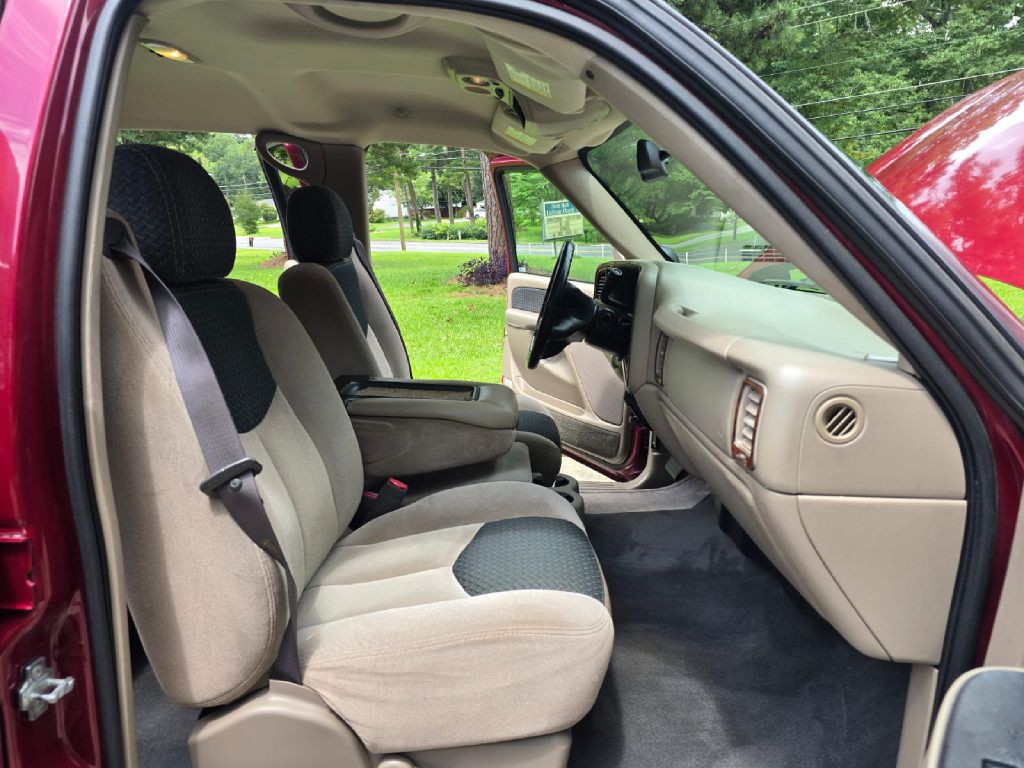 2004 Chevrolet Avalanche Image 5