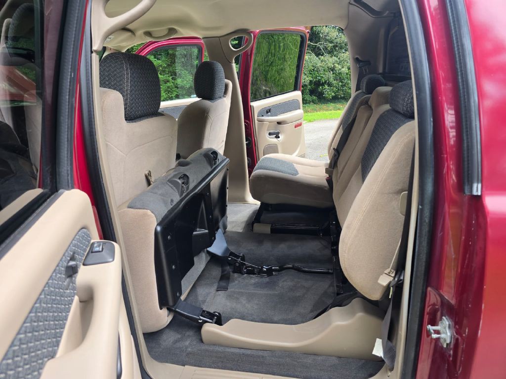 2004 Chevrolet Avalanche Image 25