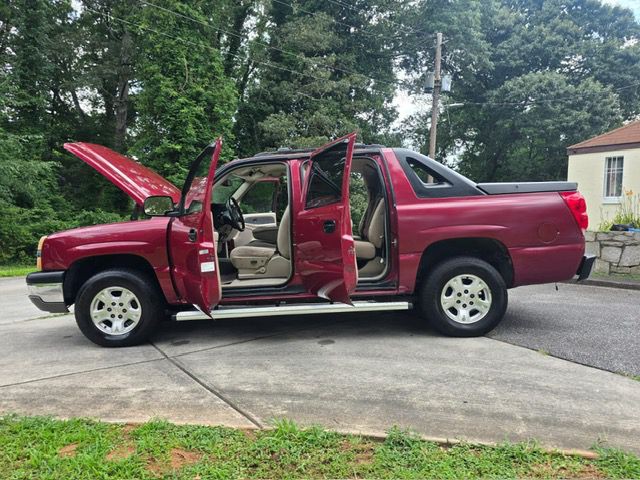 2004 Chevrolet Avalanche Image 30