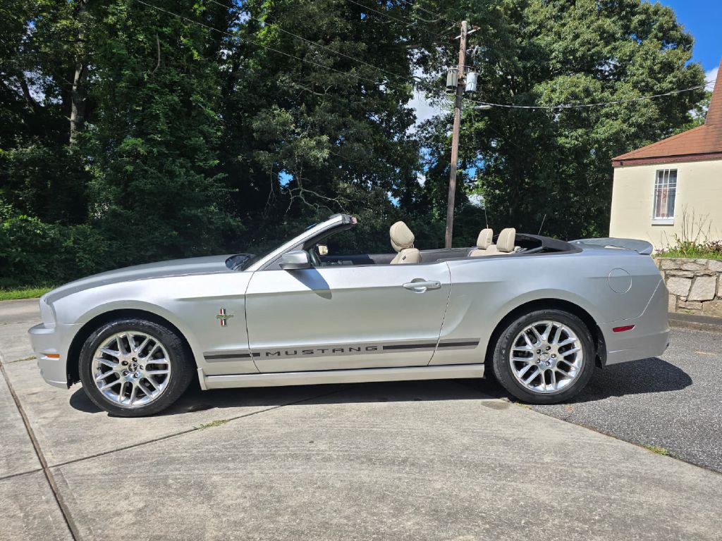 2013 Ford Mustang Image 2
