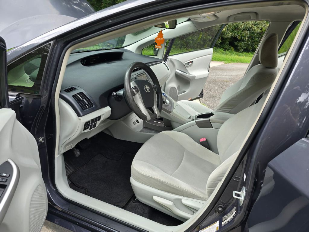 2013 Toyota Prius Image 11