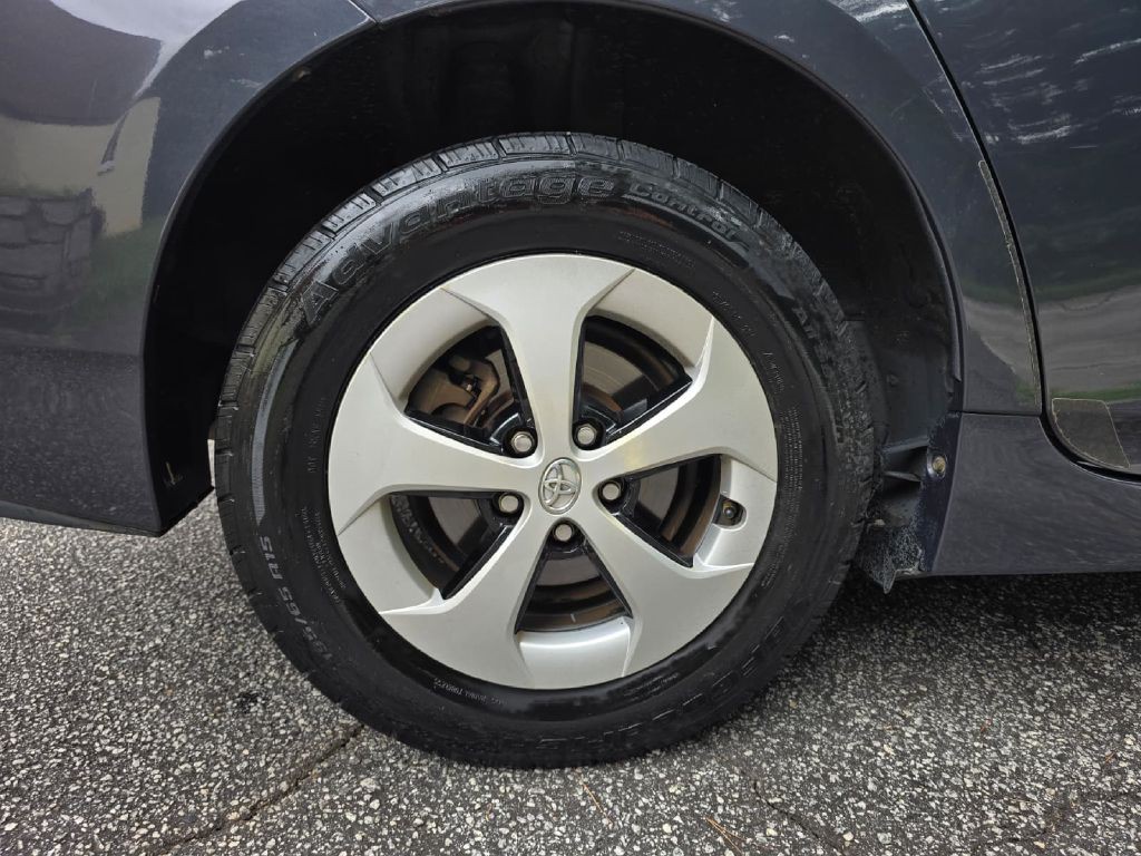2013 Toyota Prius Image 16