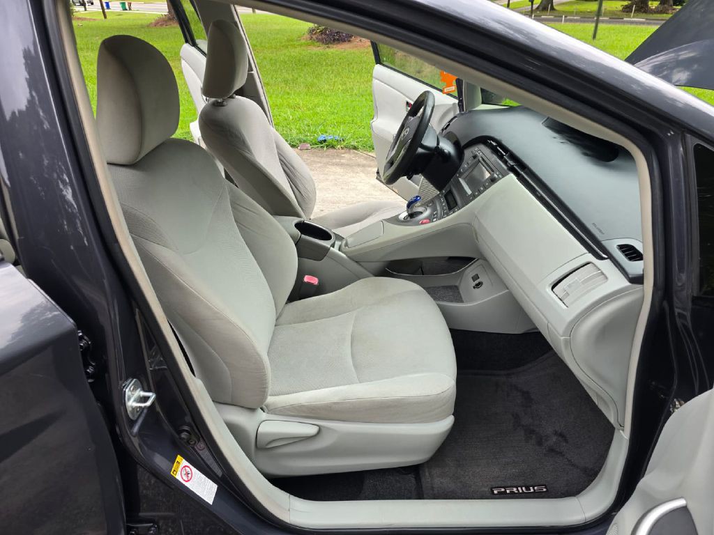 2013 Toyota Prius Image 24