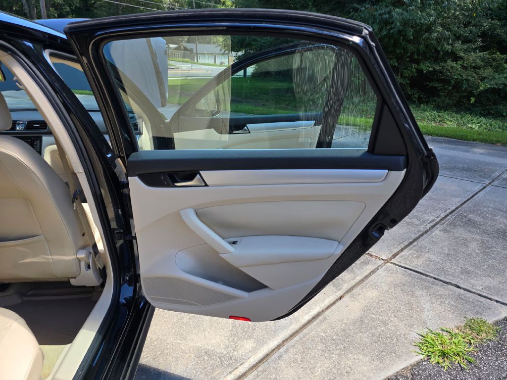 2012 Volkswagen Passat Image 17