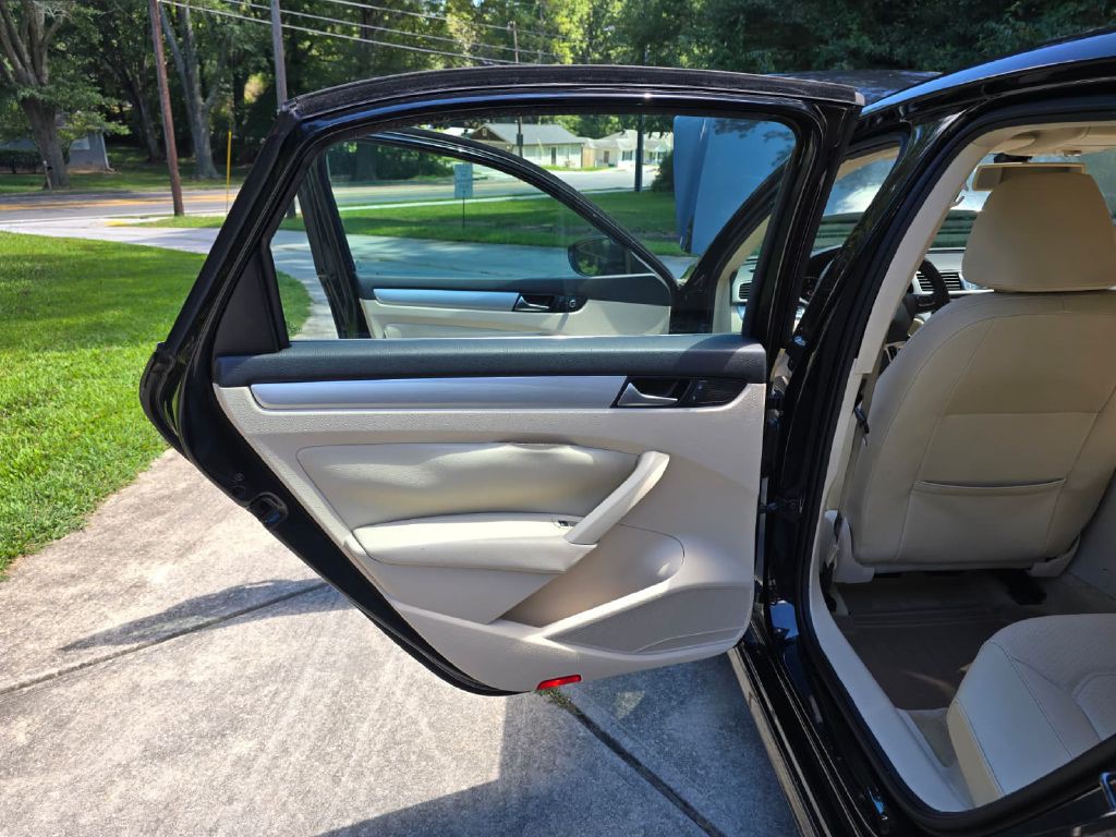 2012 Volkswagen Passat Image 19