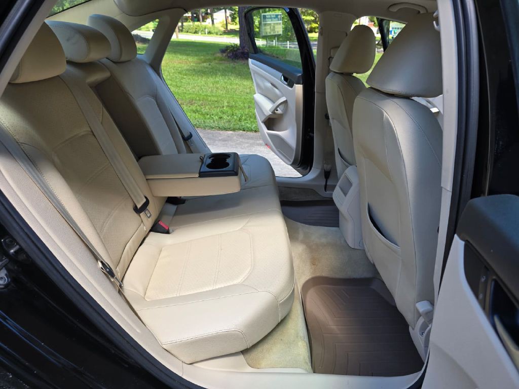 2012 Volkswagen Passat Image 24