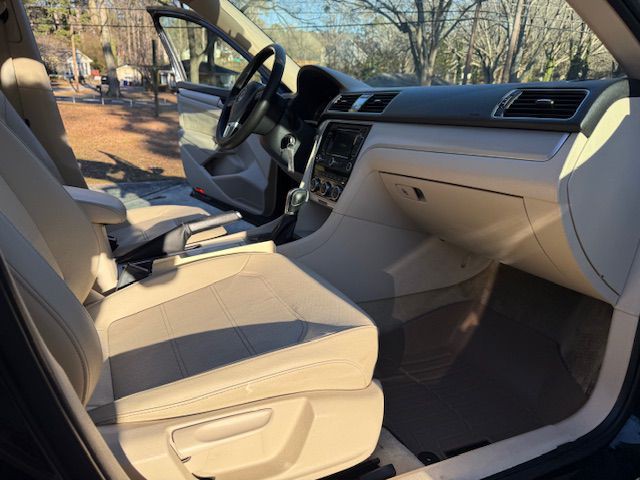 2012 Volkswagen Passat Image 22