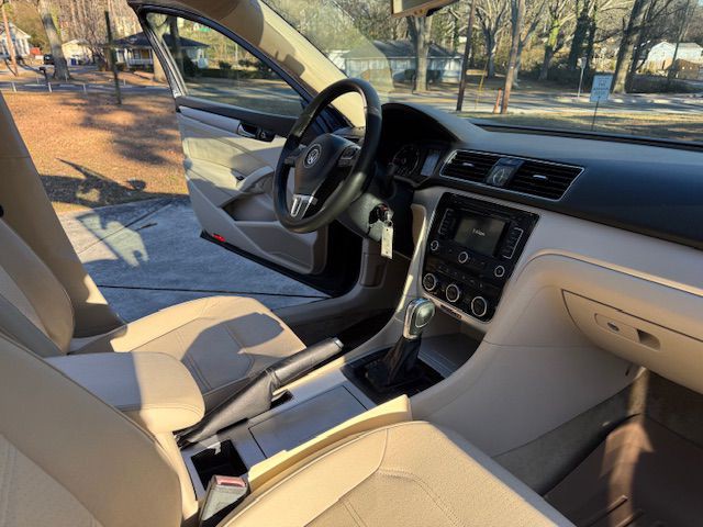 2012 Volkswagen Passat Image 23