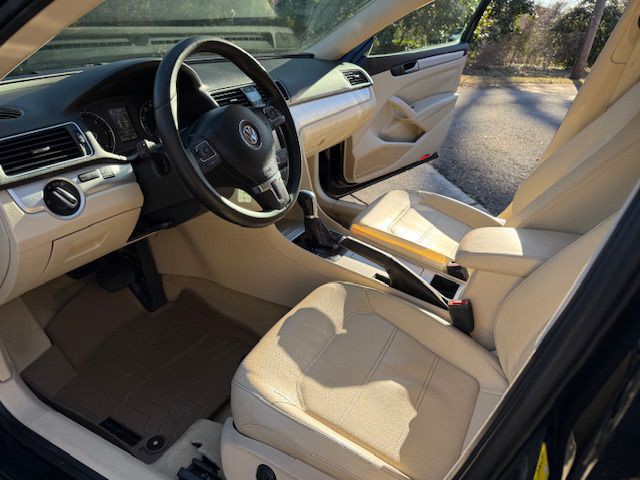 2012 Volkswagen Passat Image 30