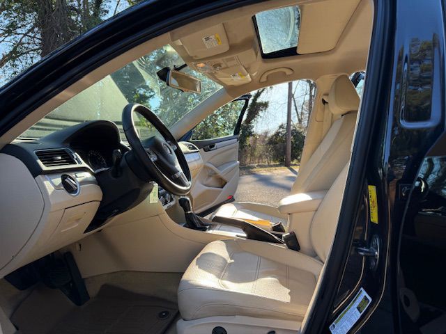 2012 Volkswagen Passat Image 32