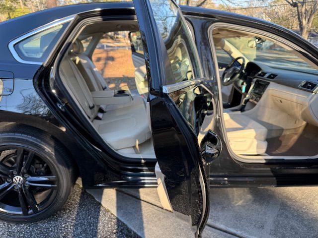 2012 Volkswagen Passat Image 35