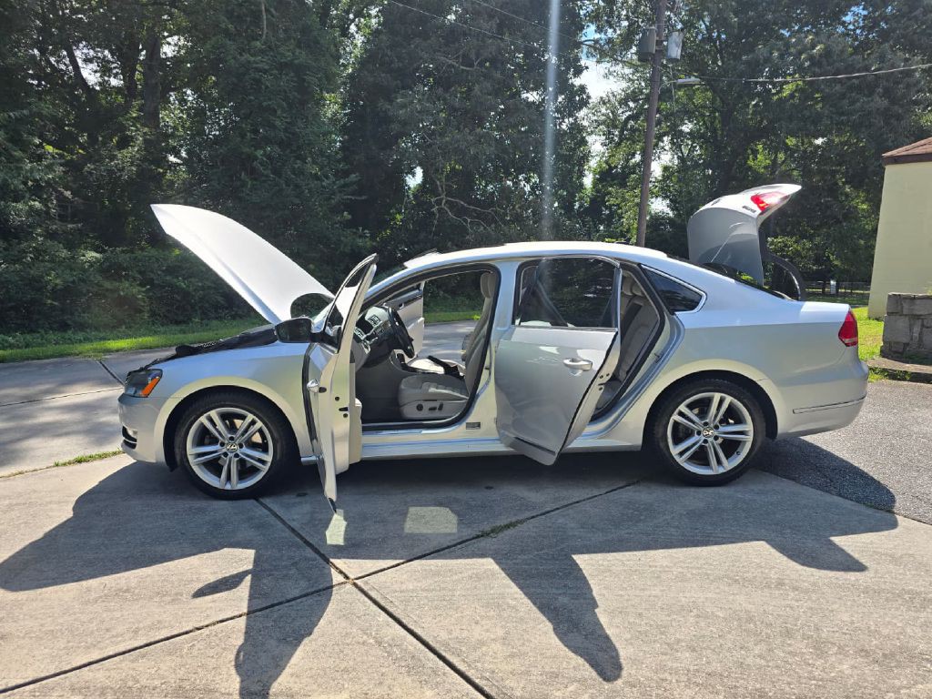 2014 Volkswagen Passat Image 1