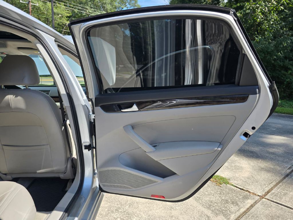 2014 Volkswagen Passat Image 14