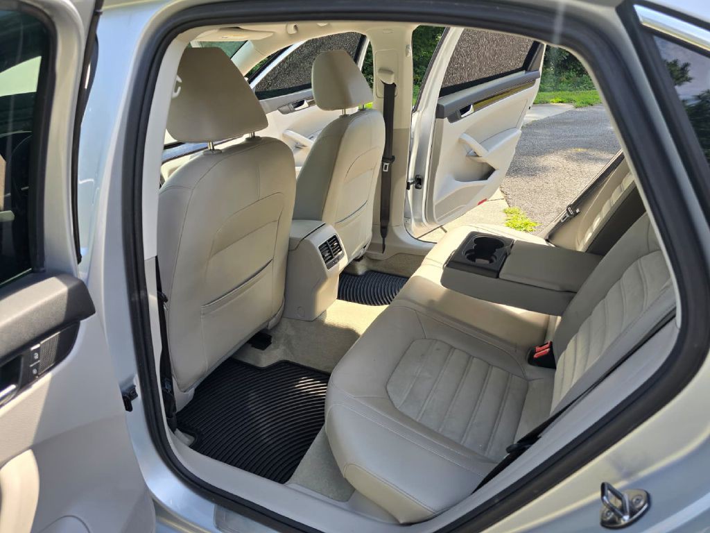 2014 Volkswagen Passat Image 25