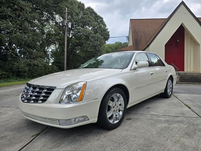 2011 Cadillac DTS Image 2