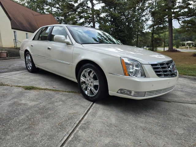 2011 Cadillac DTS Image 3