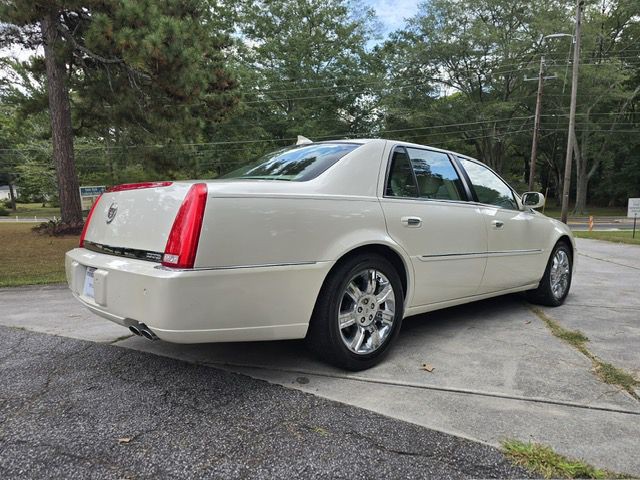 2011 Cadillac DTS Image 4