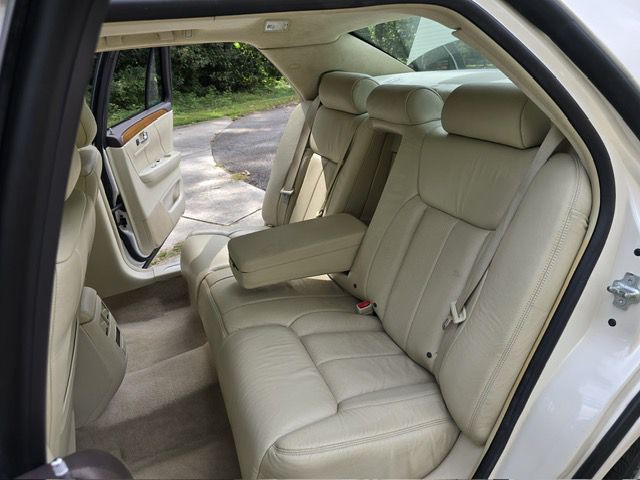 2011 Cadillac DTS Image 6