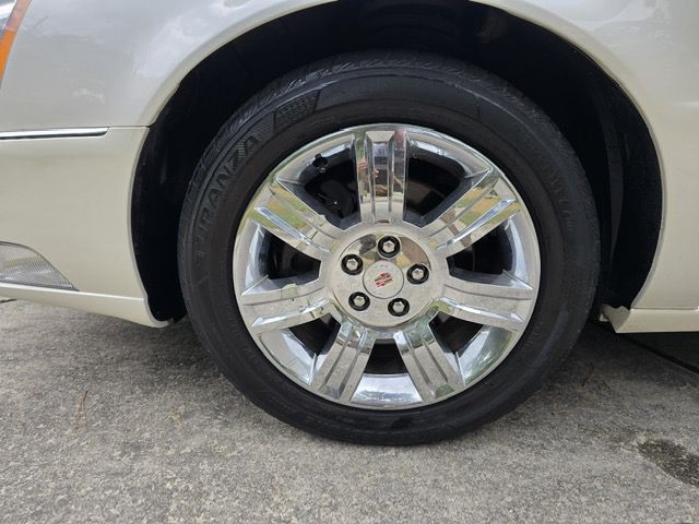 2011 Cadillac DTS Image 25