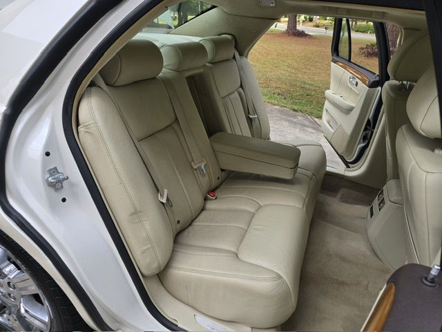 2011 Cadillac DTS Image 28