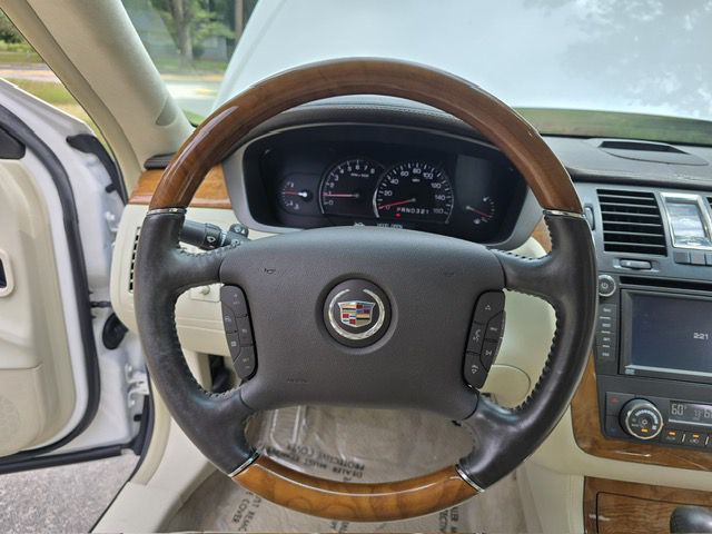 2011 Cadillac DTS Image 31
