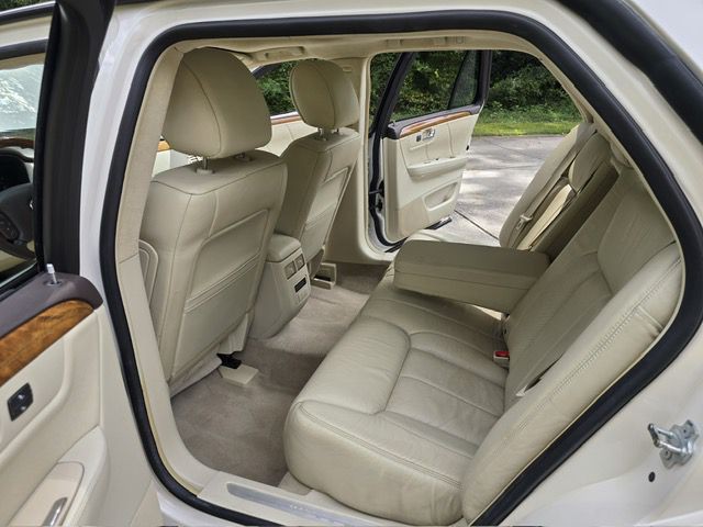 2011 Cadillac DTS Image 38