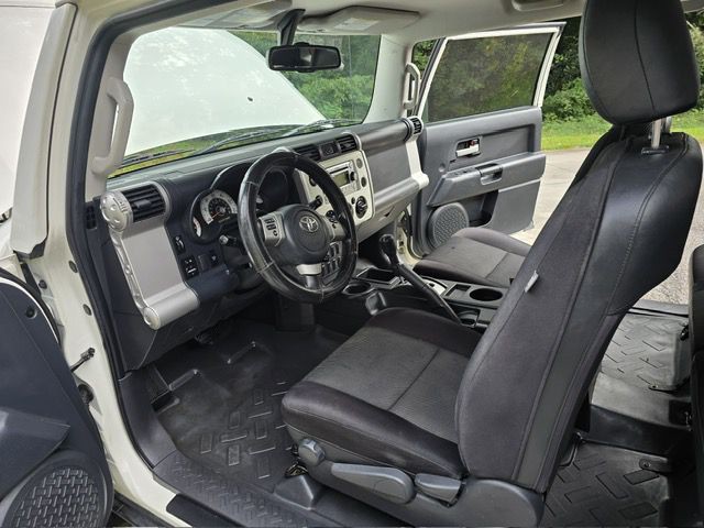 2014 Toyota FJ Cruiser Image 32